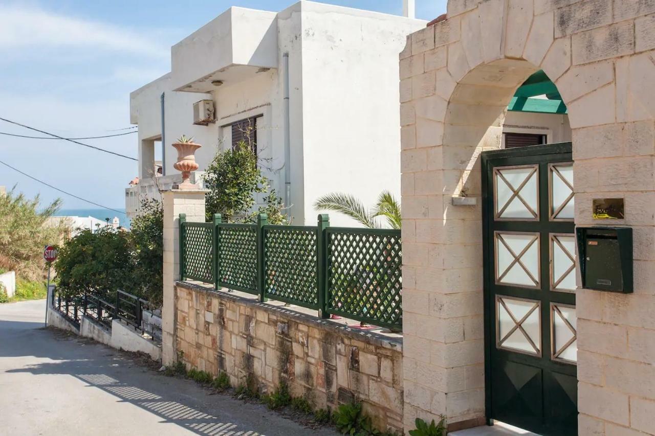 Evelia Apartment Galatás Dış mekan fotoğraf